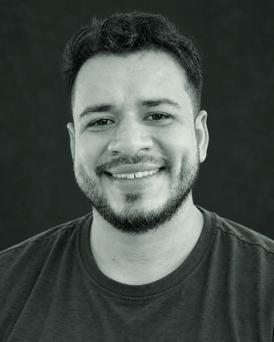 Retrato de Arlison Maciel sorrindo, em preto e branco